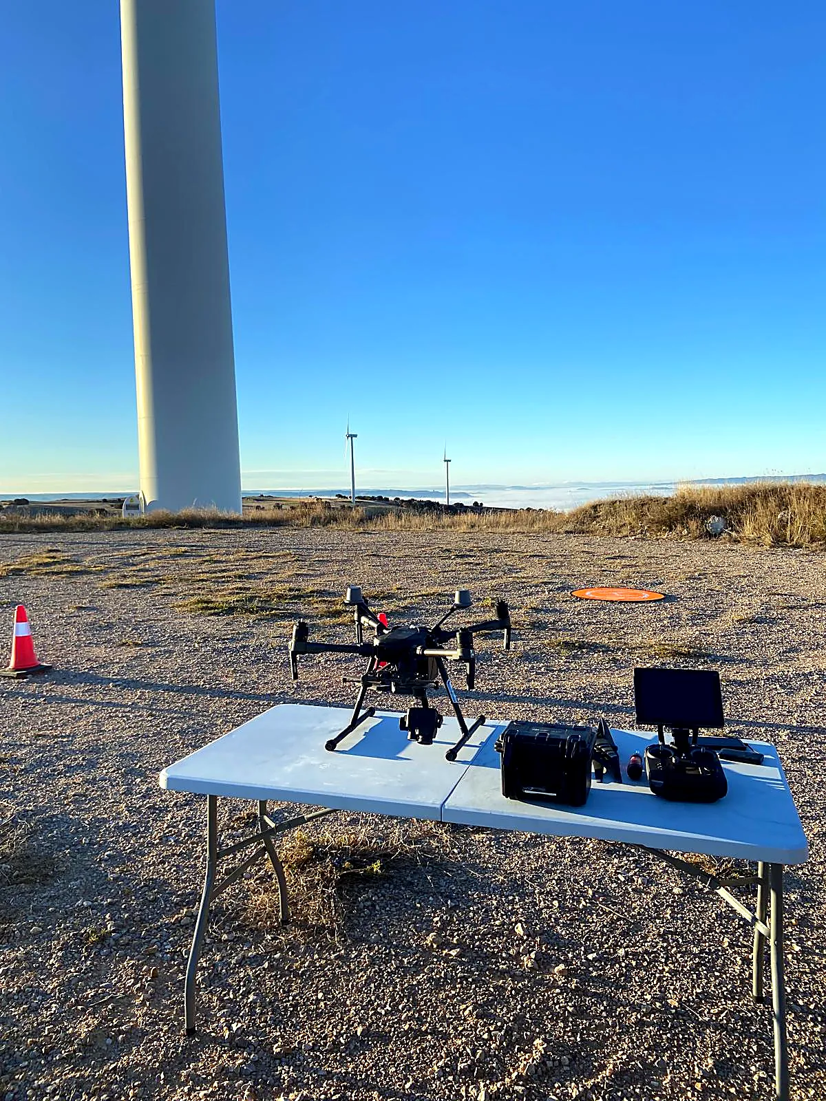 Dron DJI Matrice preparado para la inspección de un aerogenerador